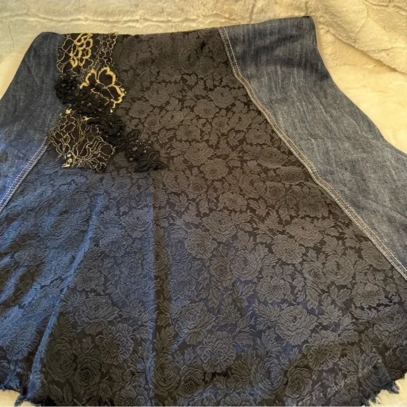 ❣️SOLD ❣️BEBE Lace Appliqué Long Gusset True Indigo Denim Skirt. Size 26. 40”L - Picture 15 of 17